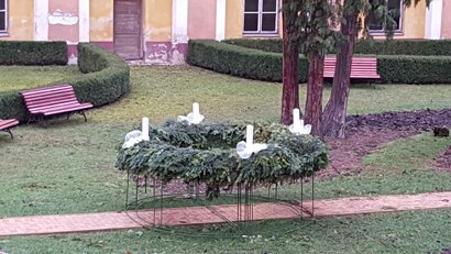 Nádvorie našej školičky opäť zdobí mega Adventný veniec