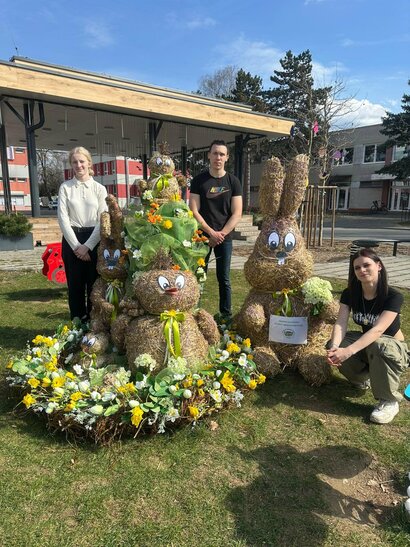 🌼🌷 Jarná výzdoba v obci Beluša v réžii našich žiakov 🌷🌼
