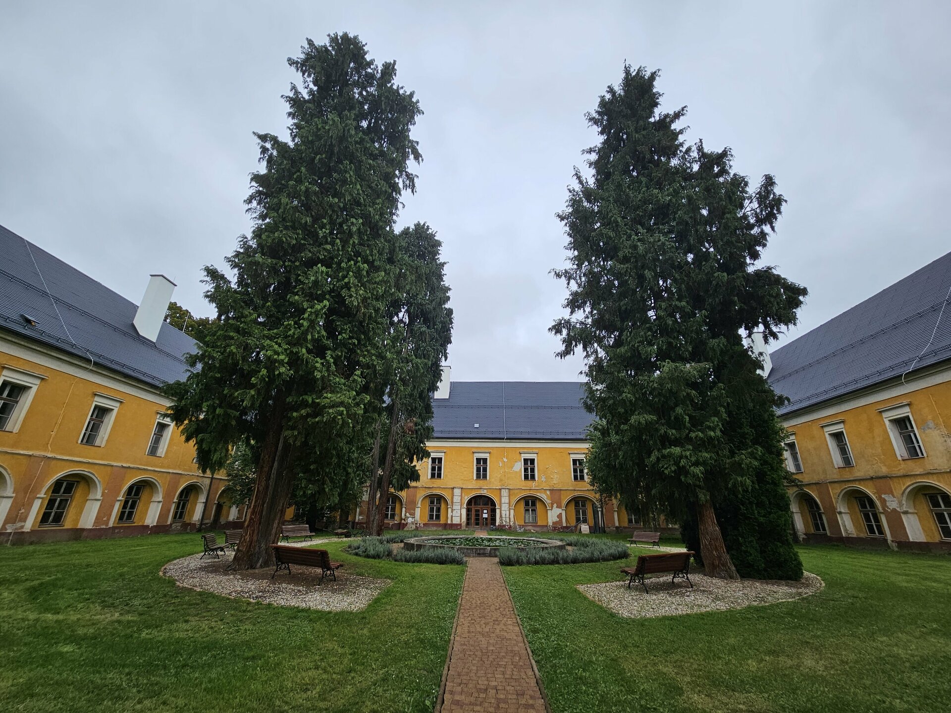 Zväčšiť fotografiu - Areál školy