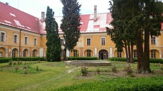 nádvorie SOŠ Pruské