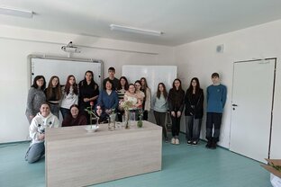 Zväčšiť fotografiu - Japonská floristka yasuko oki priniesla do soš pruské umenie hanakubari